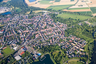 Vue aérienne de Vue des rues et des maisons dans les quartiers résidentiels à Philippsburg dans le département Bade-Wurtemberg, Allemagne