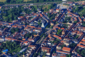Vue aérienne de Place du marché vue du nord-est à Philippsburg dans le département Bade-Wurtemberg, Allemagne