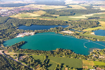 Vue aérienne de Zones forestières sur les rives des lacs Hardtsee Landgraben, Alter Baggersee et Badesee Huttenheim à le quartier Huttenheim in Philippsburg dans le département Bade-Wurtemberg, Allemagne