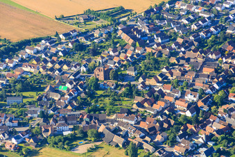 Vue aérienne de Église de la rue Luther à le quartier Staffort in Stutensee dans le département Bade-Wurtemberg, Allemagne