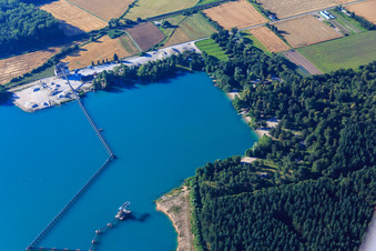 Vue aérienne de Lac de carrière Weingarten avec MinERALiX Sand and Gravel GmbH - Gravière Scherrieble et plage de baignade Weingarten à Weingarten dans le département Bade-Wurtemberg, Allemagne