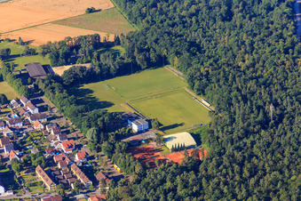 Vue aérienne de Waldstadion du FV Weingarten et court de tennis du TC-Schwarz-Weiß Weingarten à Waldbrücke à Weingarten dans le département Bade-Wurtemberg, Allemagne