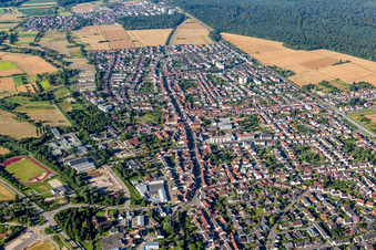 Vue aérienne de Vue d'ensemble de la ville depuis le nord à le quartier Blankenloch in Stutensee dans le département Bade-Wurtemberg, Allemagne