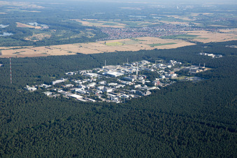 Photographie aérienne de Campus du KIT Nord depuis l'est à le quartier Leopoldshafen in Eggenstein-Leopoldshafen dans le département Bade-Wurtemberg, Allemagne