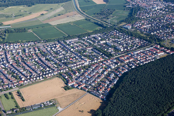 Vue aérienne de Vue d'ensemble de la ville depuis l'est à le quartier Eggenstein in Eggenstein-Leopoldshafen dans le département Bade-Wurtemberg, Allemagne