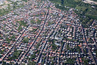Vue aérienne de Church Street depuis l'est à le quartier Eggenstein in Eggenstein-Leopoldshafen dans le département Bade-Wurtemberg, Allemagne