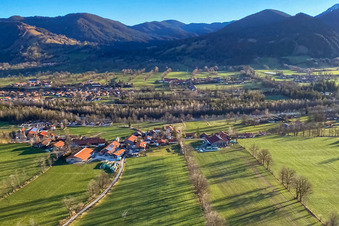 Vue aérienne de Ertlhöfe à le quartier Schlegldorf in Lenggries dans le département Bavière, Allemagne