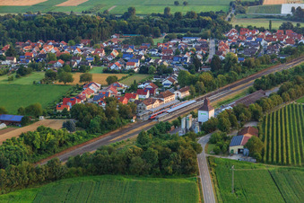 Vue aérienne de Train régional à la gare Winden(Pfalz) le matin à Winden dans le département Rhénanie-Palatinat, Allemagne