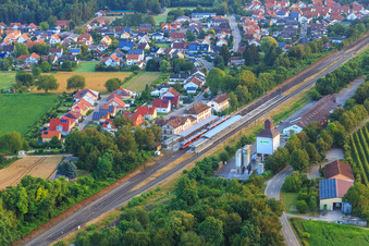 Vue aérienne de Train régional à la gare Winden(Pfalz) le matin à Winden dans le département Rhénanie-Palatinat, Allemagne