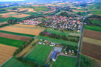 Vue aérienne de Vue du village depuis l'est à Barbelroth dans le département Rhénanie-Palatinat, Allemagne