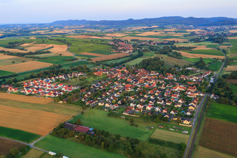 Vue du village depuis le nord-est à Barbelroth dans le département Rhénanie-Palatinat, Allemagne d'en haut