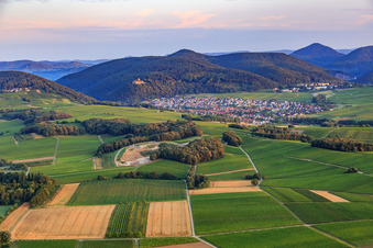 Vue aérienne de Vue de la ville depuis l'est à Klingenmünster dans le département Rhénanie-Palatinat, Allemagne