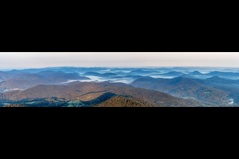 Vue aérienne de Panorama - perspective du paysage forestier et montagneux de la forêt du Palatinat avec des vallées dans la brume matinale à Dahn dans le département Rhénanie-Palatinat, Allemagne