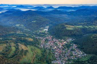 Vue aérienne de Vue du village de Klingbachtal le matin depuis l'est à Silz dans le département Rhénanie-Palatinat, Allemagne