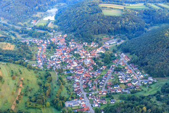 Vue aérienne de Vue du village de Klingbachtal le matin depuis l'est à Silz dans le département Rhénanie-Palatinat, Allemagne