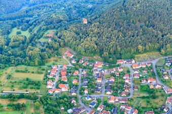 Vue aérienne de Kriemhildenstein escalade des rochers le matin depuis l'est à le quartier Gossersweiler in Gossersweiler-Stein dans le département Rhénanie-Palatinat, Allemagne