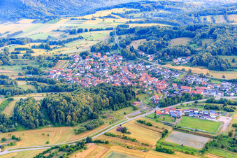 Vue aérienne de Vue du village le matin depuis le sud à Völkersweiler dans le département Rhénanie-Palatinat, Allemagne