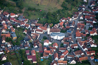 Vue aérienne de Église Saint-Cyriaque à le quartier Gossersweiler in Gossersweiler-Stein dans le département Rhénanie-Palatinat, Allemagne
