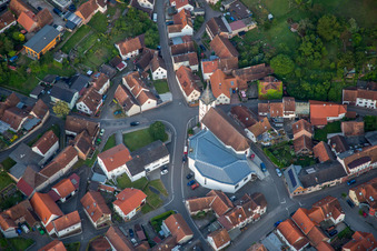 Vue aérienne de Église Saint-Cyriaque à le quartier Gossersweiler in Gossersweiler-Stein dans le département Rhénanie-Palatinat, Allemagne