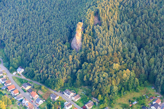 Vue aérienne de Escalade du rocher Friedrichsfelsen le matin depuis l'est à Lug dans le département Rhénanie-Palatinat, Allemagne