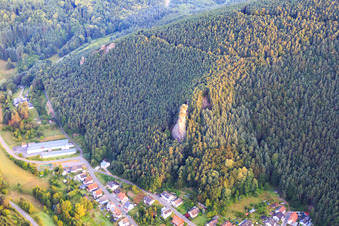 Vue aérienne de Escalade du rocher Friedrichsfelsen le matin depuis l'est à Lug dans le département Rhénanie-Palatinat, Allemagne