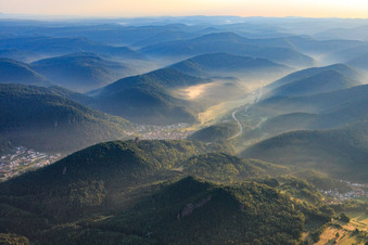 Vue aérienne de Vue de la vallée de Queichtal dans la forêt du Palatinat le matin depuis le sud-ouest à Wilgartswiesen dans le département Rhénanie-Palatinat, Allemagne
