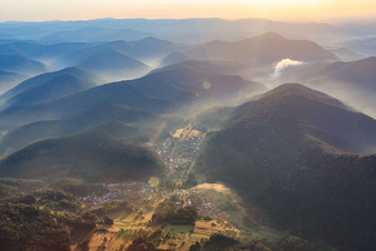 Vue aérienne de Vue du village dans la forêt du Palatinat le matin depuis l'ouest à Spirkelbach dans le département Rhénanie-Palatinat, Allemagne