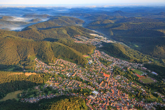 Vue aérienne de Vue d'ensemble de la ville le matin depuis l'est à Hauenstein dans le département Rhénanie-Palatinat, Allemagne