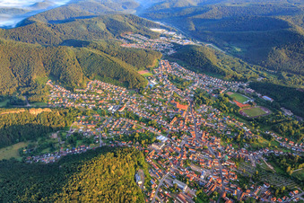 Vue aérienne de Vue d'ensemble de la ville le matin depuis l'est à Hauenstein dans le département Rhénanie-Palatinat, Allemagne