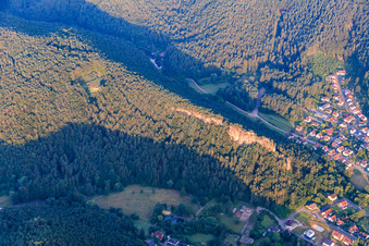 Vue aérienne de Burghalder Felsen escalade le rocher le matin depuis l'est à Hauenstein dans le département Rhénanie-Palatinat, Allemagne
