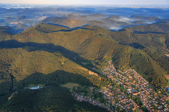 Vue aérienne de Burghalder Felsen escalade le rocher le matin depuis l'est à Hauenstein dans le département Rhénanie-Palatinat, Allemagne
