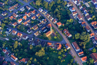 Vue aérienne de Église protestante de la Trinité sur Queichstr à Hauenstein dans le département Rhénanie-Palatinat, Allemagne