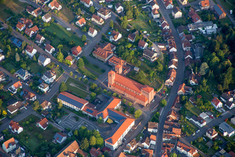 Photographie aérienne de Église du Christ-Roi dans le centre historique à Hauenstein dans le département Rhénanie-Palatinat, Allemagne