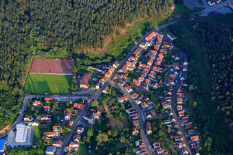 Vue aérienne de Bahnhofstraße et terrains de sport du Turnverein 1901 eV Hauenstein à Hauenstein dans le département Rhénanie-Palatinat, Allemagne