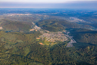 Vue aérienne de Vue sur le village à Münchweiler an der Rodalb dans le département Rhénanie-Palatinat, Allemagne