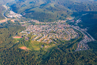 Vue aérienne de Vue sur le village à Münchweiler an der Rodalb dans le département Rhénanie-Palatinat, Allemagne