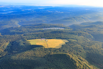 Vue aérienne de Centre équestre Glade-Ranch Kuffenberg dans une clairière de la forêt du Palatinat à Merzalben dans le département Rhénanie-Palatinat, Allemagne