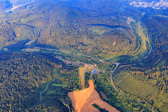 Vue aérienne de Fondation Heinrich Kimmle Pirminiuswerstatt Münchweiler avec l'apiculture Bienen Plus au Riegelbrunnerhof à Münchweiler an der Rodalb dans le département Rhénanie-Palatinat, Allemagne