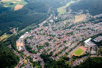 Vue aérienne de Vue des rues et des maisons dans les quartiers résidentiels à le quartier Burgalben in Waldfischbach-Burgalben dans le département Rhénanie-Palatinat, Allemagne