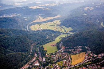 Vue aérienne de Terrain du parcours de golf du Golf-Club Pfälzerwald eV à le quartier Burgalben in Waldfischbach-Burgalben dans le département Rhénanie-Palatinat, Allemagne