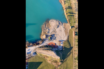 Vue aérienne de Lac de carrière à le quartier Schlegldorf in Lenggries dans le département Bavière, Allemagne