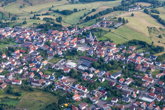 Vue aérienne de Vue sur le village à Martinshöhe dans le département Rhénanie-Palatinat, Allemagne