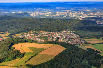 Vue aérienne de Vue du village du sud-ouest du Palatinat depuis l'est à Lambsborn dans le département Rhénanie-Palatinat, Allemagne