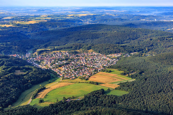 Vue aérienne de Vue du village de Lambsbachtal depuis le nord à Bechhofen dans le département Rhénanie-Palatinat, Allemagne