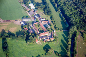 Vue aérienne de Ferme en forme de fer à cheval de Eichelscheiderhof à le quartier Eichelscheiderhof in Waldmohr dans le département Rhénanie-Palatinat, Allemagne