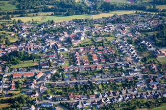 Vue aérienne de Vue des rues et des maisons dans les quartiers résidentiels à le quartier Kübelberg in Schönenberg-Kübelberg dans le département Rhénanie-Palatinat, Allemagne
