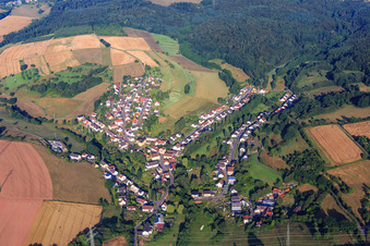 Vue aérienne de Vue du village de Klingbachtal depuis le nord à le quartier Schmittweiler in Schönenberg-Kübelberg dans le département Rhénanie-Palatinat, Allemagne