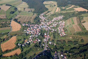 Vue aérienne de Champs agricoles et terres agricoles à Frohnhofen dans le département Rhénanie-Palatinat, Allemagne