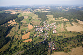 Vue aérienne de Champs agricoles et terres agricoles à Frohnhofen dans le département Rhénanie-Palatinat, Allemagne