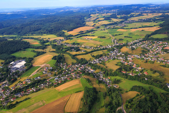 Vue aérienne de Vue du village depuis le nord avec Howatherm Klimatechnik GmbH à le quartier Traunen in Brücken dans le département Rhénanie-Palatinat, Allemagne